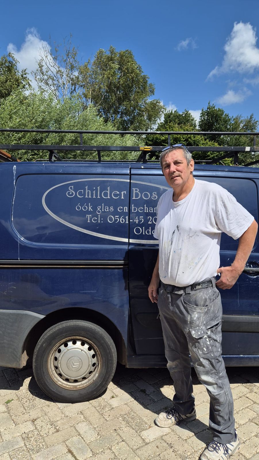 Peter Bos bij de bedrijfsbus van Schilder Bos