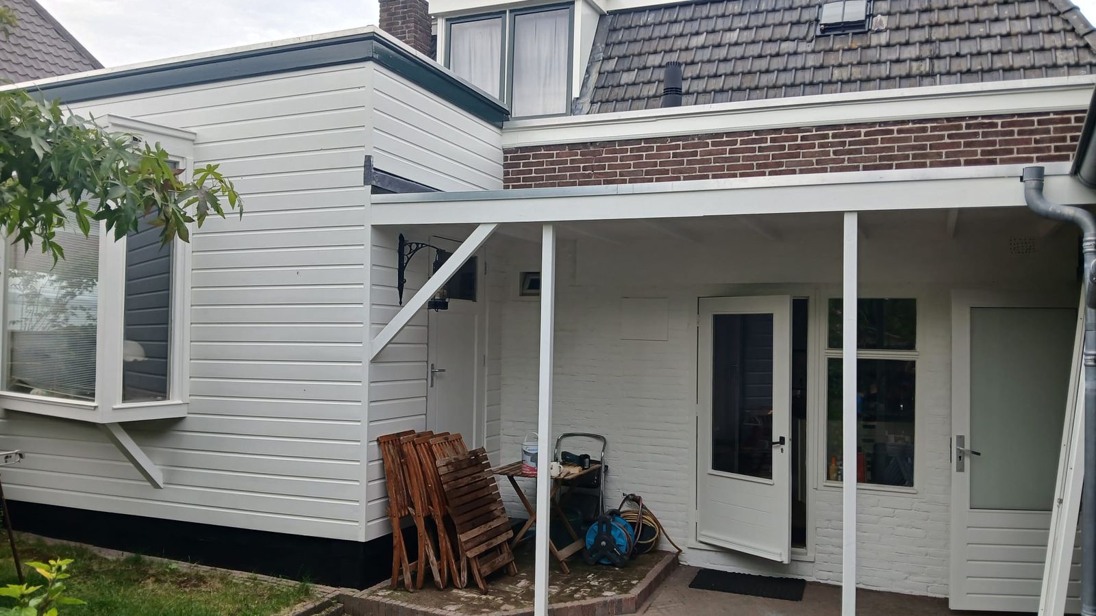 Witte gevel met veranda