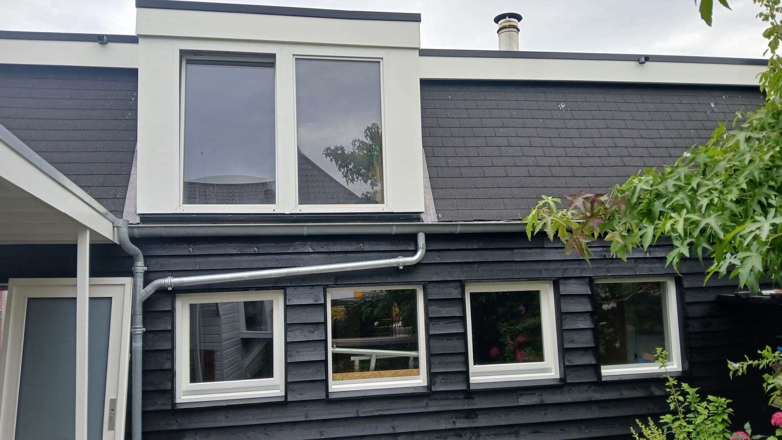 Zwarte houten gevel
